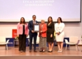 Fotografía Edward Guzmán recibe el reconocimiento de manos de la propia Milagros Ortíz Bosch, Directora General de la DIGEIG