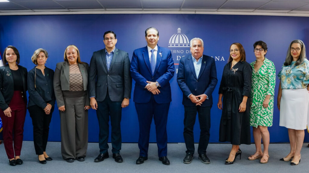 Fotografía del Dr. Víctor Atallah, Ministro de Salud Pública y parte de su equipo de trabajo durante la Semana de la Salud Mental.