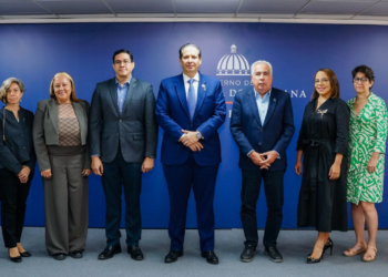 Fotografía del Dr. Víctor Atallah, Ministro de Salud Pública y parte de su equipo de trabajo durante la Semana de la Salud Mental.