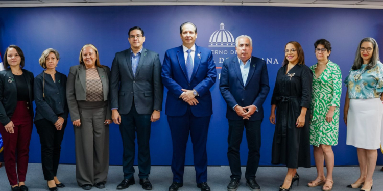 Fotografía del Dr. Víctor Atallah, Ministro de Salud Pública y parte de su equipo de trabajo durante la Semana de la Salud Mental.