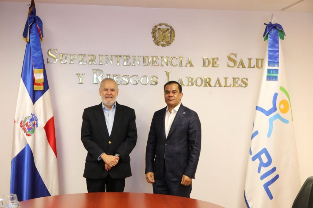 Fotografía de Miguel Ceara Hatton y Elías Báez, Superintente de Salud y Riesgos Laborales (SISALRIL) y el Director de la Dirección de Información y Defensa de los Afiliados (DIDA) (Foto de LaSeguridadSocial.Do)