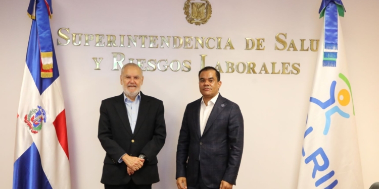 Fotografía de Miguel Ceara Hatton y Elías Báez, Superintente de Salud y Riesgos Laborales (SISALRIL) y el Director de la Dirección de Información y Defensa de los Afiliados (DIDA) (Foto de LaSeguridadSocial.Do)