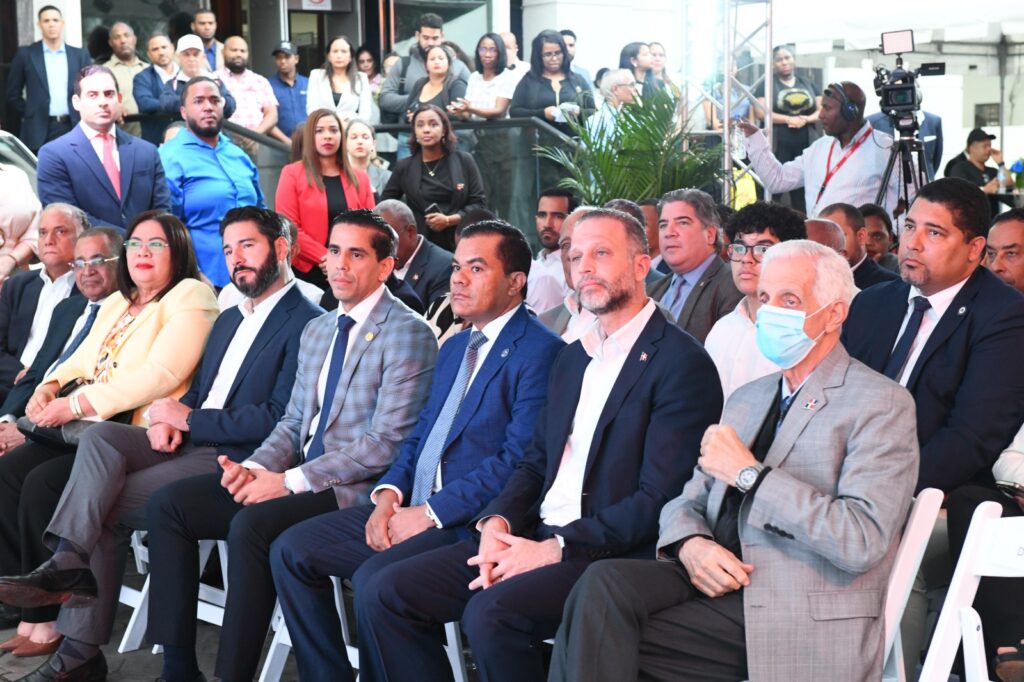 Fotografía de autoridades del Sistema Dominicano de Seguridad, se observa la presencial del Tesorero de la Seguridad Social, el Gerente general de del Consejo Nacional de Seguridad Social, el Superintendente de Pensiones, el presidente de la Asociación de Egresados de la OISS, Kinller Moquete, quienes acompañaron Elías Báez, Dircetor General de la DIDA, en el lanzamiento del programa "Ya No Estás Solo". (Foto de LaSeguridadSocial.Do)