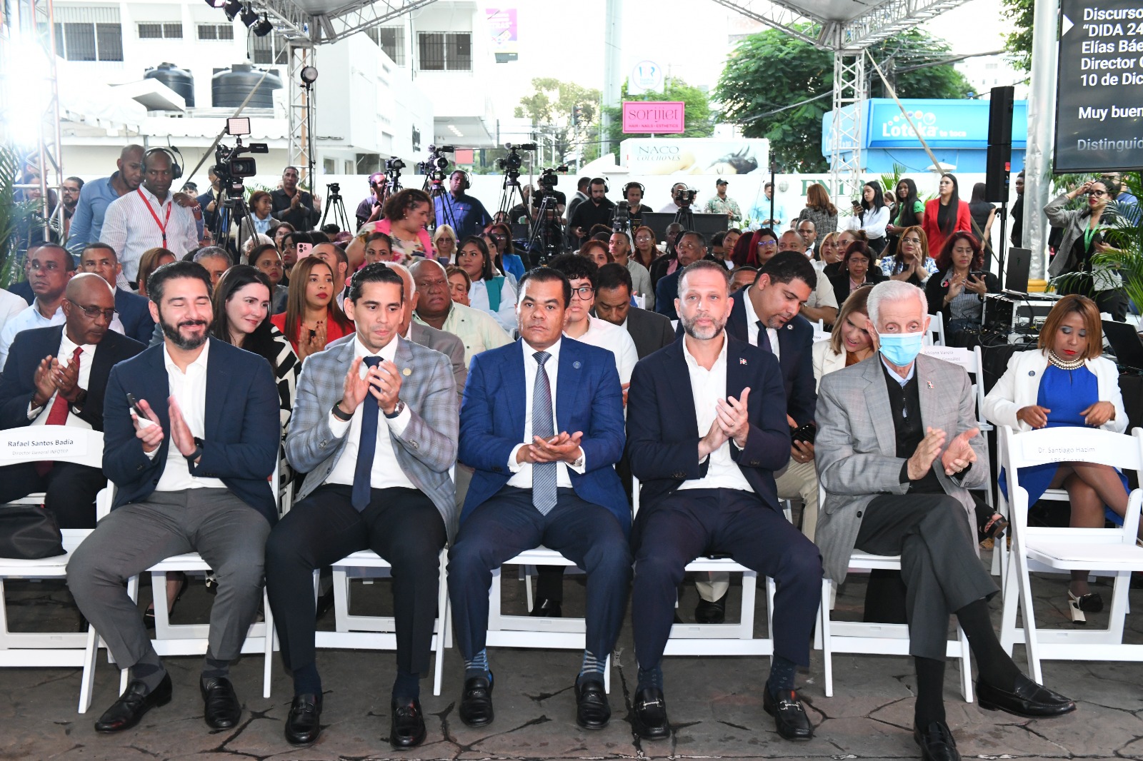 Fotografía de autoridades del Sistema Dominicano de Seguridad, se observa la presencial del Tesorero de la Seguridad Social, el Gerente general de del Consejo Nacional de Seguridad Social, el Superintendente de Pensiones, el presidente de la Asociación de Egresados de la OISS, Kinller Moquete, quienes acompañaron Elías Báez, Dircetor General de la DIDA, en el lanzamiento del programa "Ya No Estás Solo". (Foto de LaSeguridadSocial.Do)