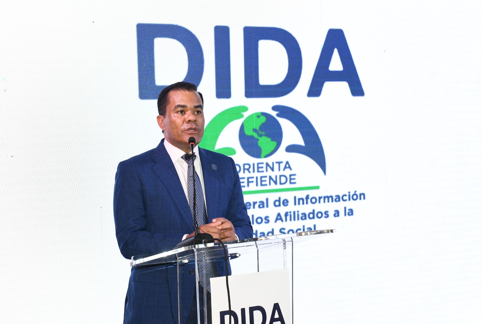 Fotografía de Elías Báez, Director de la DIDA, mientras presenta el programa "Ya no estás solo". (Foto de LaSeguridadSocial.Do)"