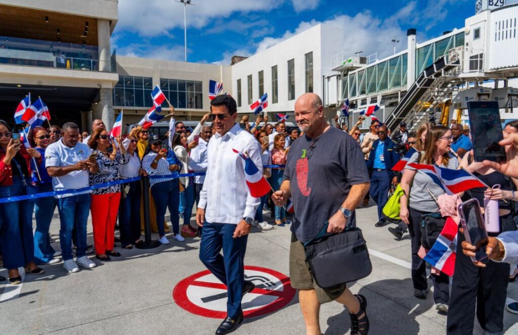 Fotografía de Bruce Pirt, visitante 11 millones junto al ministro David Collado (LaSeguridadSocial.Do)