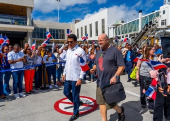 Fotografía de Bruce Pirt, visitante 11 millones junto al ministro David Collado (LaSeguridadSocial.Do)