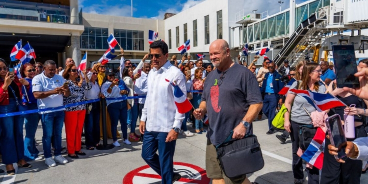 Fotografía de Bruce Pirt, visitante 11 millones junto al ministro David Collado (LaSeguridadSocial.Do)