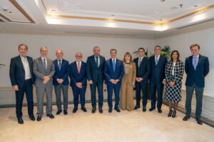 Desde la izquierda, los señores André Gerondeau, René Grullón, Ángel Luis Rodríguez, Eduardo Grullón, Gabriel Escarrer Jaume, Christopher Paniagua, Antonia Antón de Hernández, José Manuel Cuervo, Juan Manuel Martín de Oliva, Karina Vallejo y Juan de la Hera.(LaSeguridadSocial.Do)