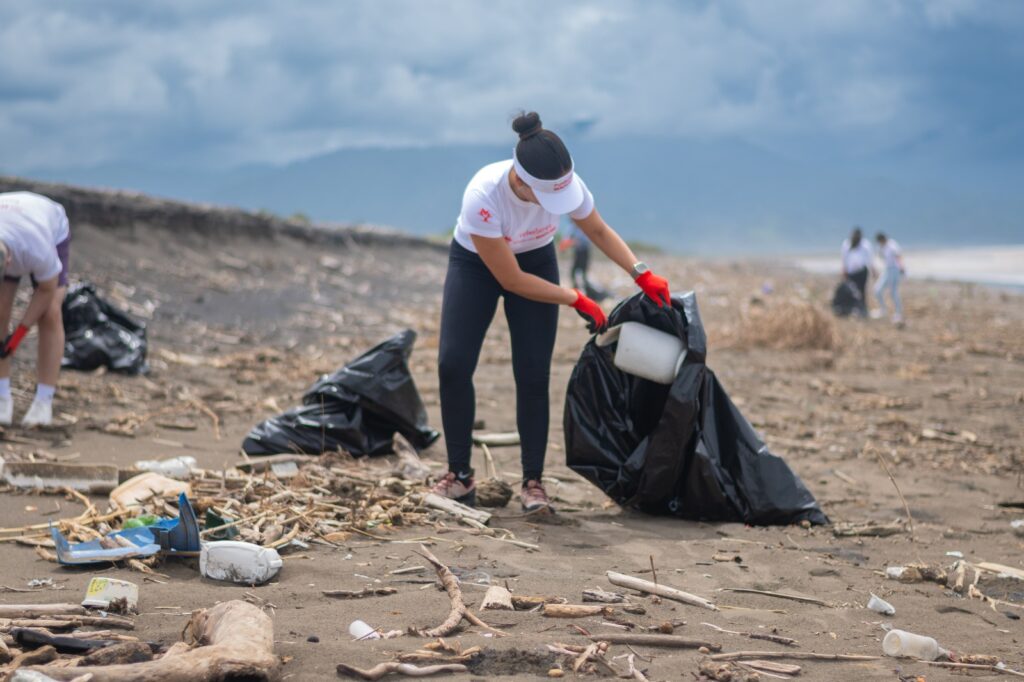 Miembro del Voluntariado de la Fundación Mapfre mientras participaban en operativo de recolección en la playa. (LaSeguridadSocial.Do)