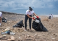 Miembro del Voluntariado de la Fundación Mapfre mientras participaban en operativo de recolección en la playa. (LaSeguridadSocial.Do)