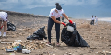 Miembro del Voluntariado de la Fundación Mapfre mientras participaban en operativo de recolección en la playa. (LaSeguridadSocial.Do)