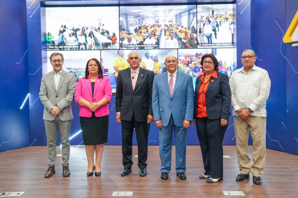 Autoridades del INFOTEP y otras organizaciones, tras el lanzamiento de la oferta formativa 2025.. (LaSeguridadSocial.Do)