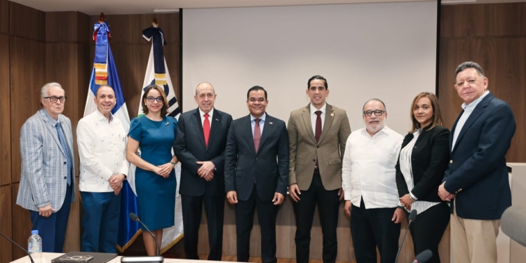 Elías Báez, junto a representantes del CNSS, SISALRIL, ADARS y ADIMARS 1(LaSeguridadSocial.Do)