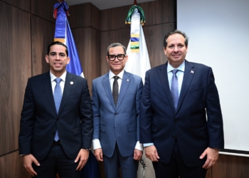 El ministro de Trabajo, Eddy Olivares, tomó posesión como presidente del Consejo Nacional de Seguridad Social (CNSS). Le acompañan el ministro de Salud Pública y vicepresidente de la entidad, Víctor Atallah y el gerente general del CNSS, Edward Guzmán (LaSeguridadSocial.Do)