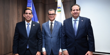 El ministro de Trabajo, Eddy Olivares, tomó posesión como presidente del Consejo Nacional de Seguridad Social (CNSS). Le acompañan el ministro de Salud Pública y vicepresidente de la entidad, Víctor Atallah y el gerente general del CNSS, Edward Guzmán (LaSeguridadSocial.Do)