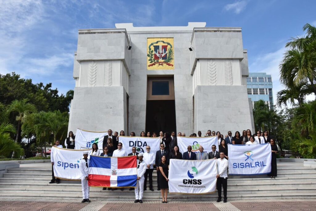 Autoridades de las instituciones de la Seguridad Social depositan ofrenda floral con motivo del Mes de la Patria. (LaSeguridadSocial.Do)