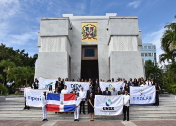 Autoridades de las instituciones de la Seguridad Social depositan ofrenda floral con motivo del Mes de la Patria. (LaSeguridadSocial.Do)