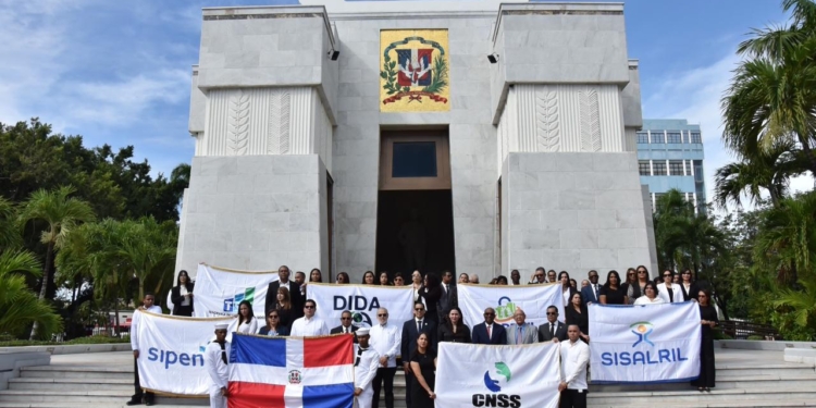 Autoridades de las instituciones de la Seguridad Social depositan ofrenda floral con motivo del Mes de la Patria. (LaSeguridadSocial.Do)