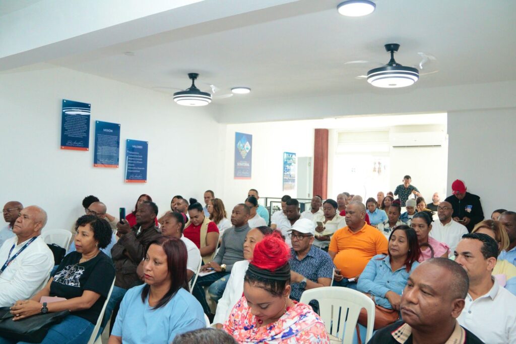 Participantes del Diplomado en Seguridad Social, impartido por el profesor Kinller Moquete, bajo auspicios de la Oficina Senatorial de San Pedro de Macorías, la Asociación Dominicana de Abogados (ADOMA) y la filia del Colegio de Abogados de la República Dominicana, en San Pedro de Macorís. (LaSeguridadSocial.Do)