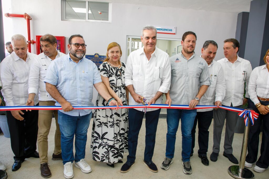 Fotografía del Presidente Abinader entrega en la entrega del Hospital Octavia Gautier de Vida, (LaSeguridadSocial.Do)