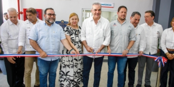 Fotografía del Presidente Abinader entrega en la entrega del Hospital Octavia Gautier de Vida, (LaSeguridadSocial.Do)