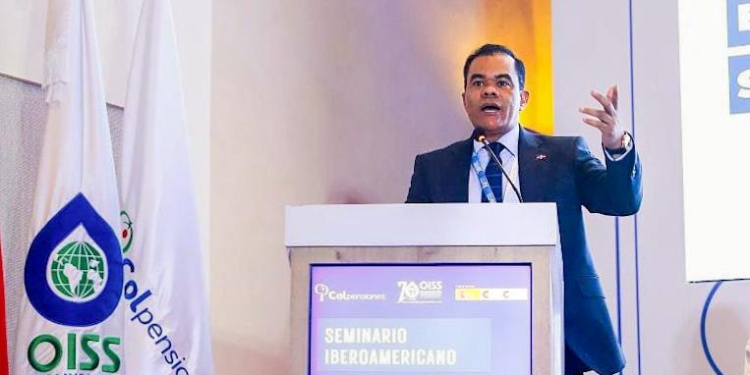 Elías Báez, mientras realiza su disertación en el Seminario de Comunicación en Seguridad Social, realizado en Cartagena de Indias, Colombia (LaSeguridadSocial.Do)