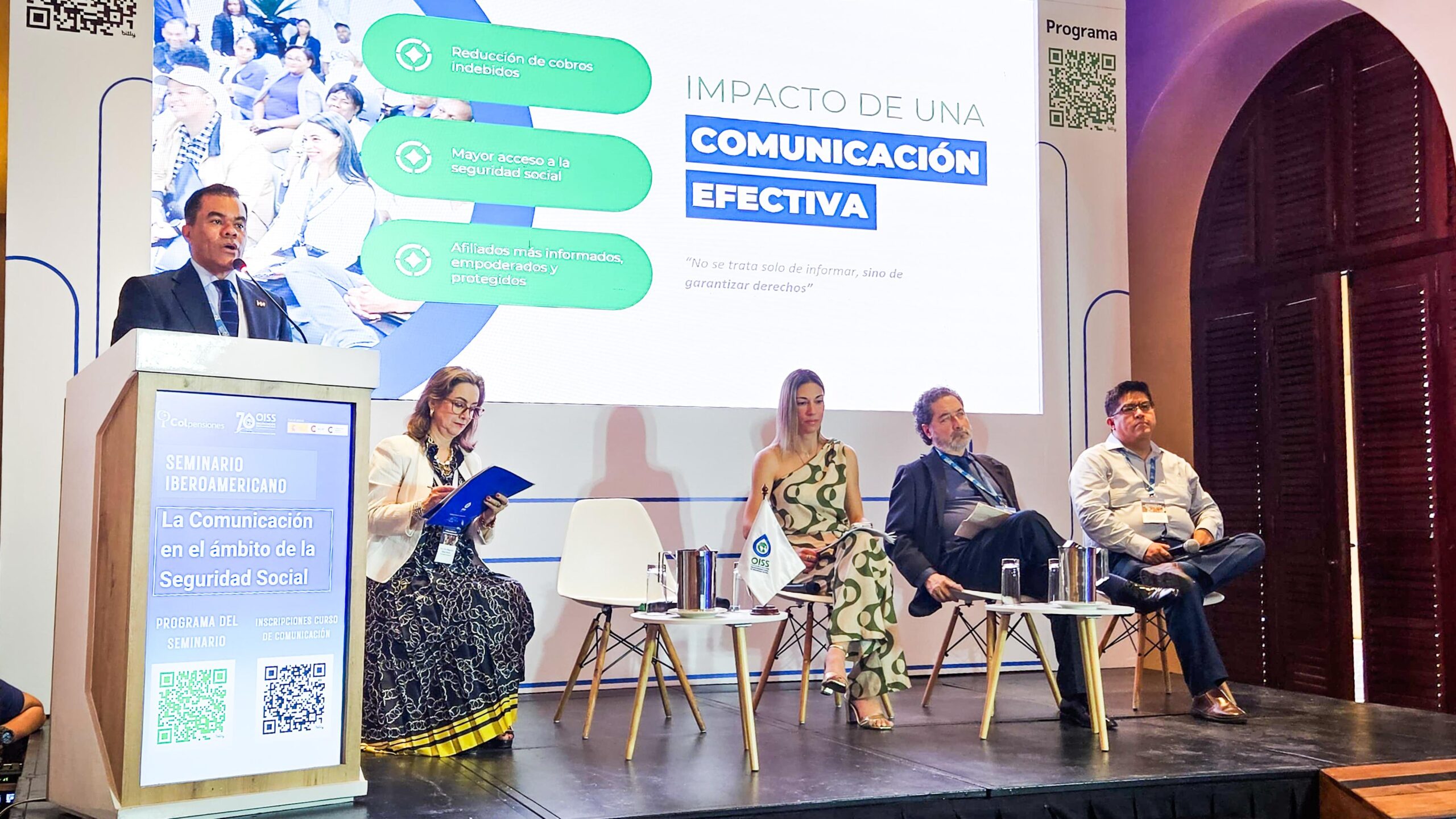 Elías Báez, mientras realiza su disertación en el Seminario Iberoamericano de Comunicación en Seguridad Social, realizado en Cartagena de Indias, Colombiam bajo ausipicios de la OISS y ColPensiones. (LaSeguridadSocial.Do)