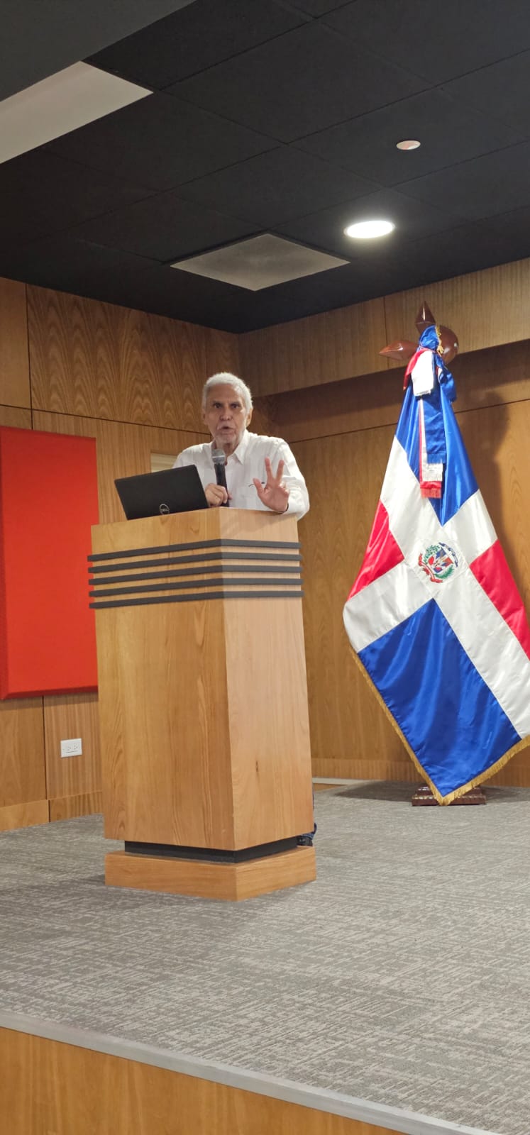 Fotografía del Dr. Pedro Ramírez Slaibe, mientras realiza su presentación sobre el Seguro Familiar de Salud y el Sistema Nacional de Salud. (LaSeguridadSocial.Do)