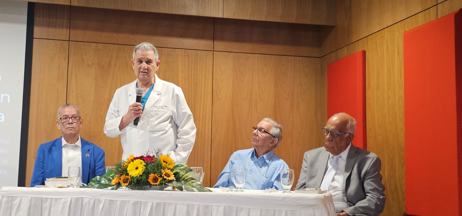 El Dr. Puello Herrera, con las palabras de apertura. Le acompañan en la mesa principal, el Dr. Arismendi Díaz Santana, Ex Senador Iván Rodón y Rafael Lamarche. (LaSeguridadSocial.Do)