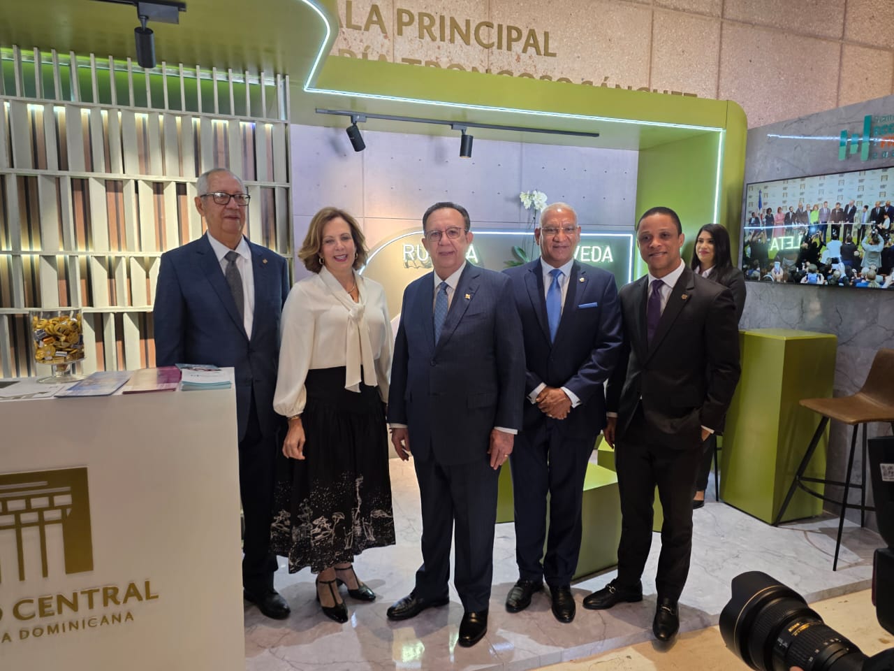 Gobernador y Vicegobernadora del Banco Central, junto a invitados y participantes a la sef2025. (LaSeguridadSocial.Do)