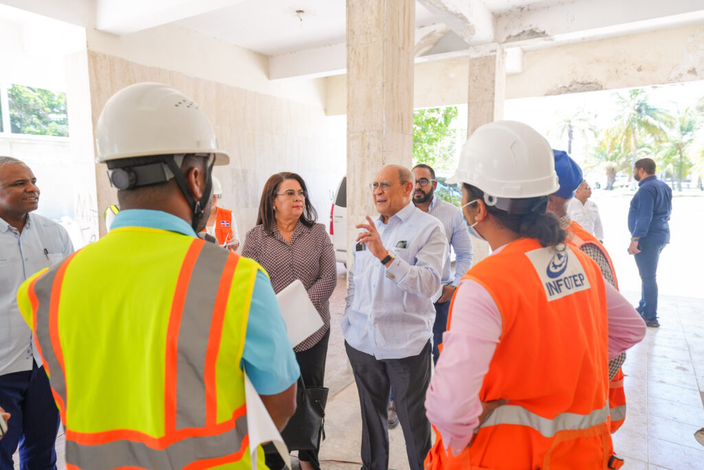 Rafael Santos Badía supervisa labores en la remodelacion de Hotel Guarocuya en Barahona (LaSeguridadSocial.Do)