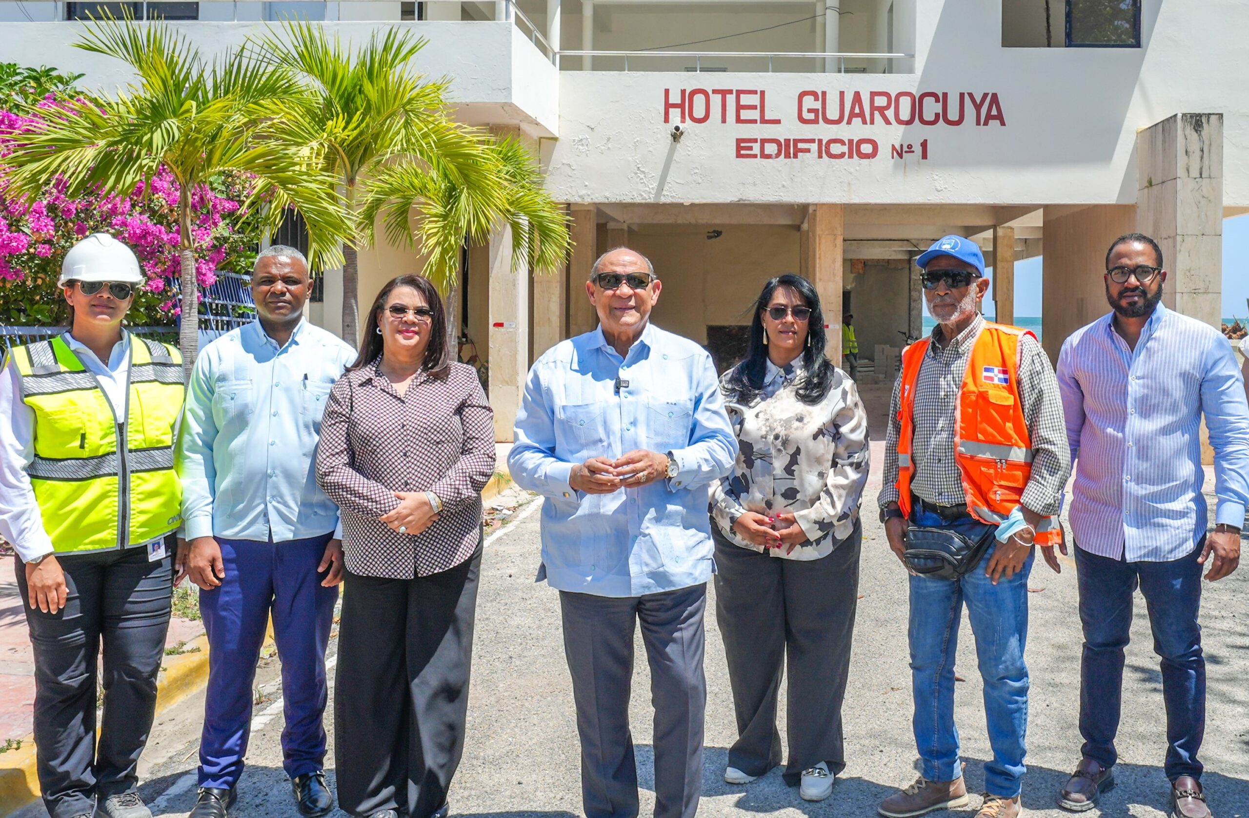 Rafael Santos Badía supervisa labores en la remodelacion de Hotel Guarocuya en Barahona (LaSeguridadSocial.Do)