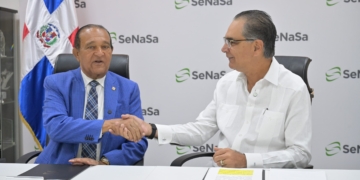 Santiago Hazim y Antonio Marte, Director Ejecutivo de SENASA y Presidente de CONTRA respectivamente, estrechan sus manos tras la firma del acuerdo. (LaSeguridadSocial.Do)