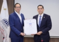 El ministro de Administración Pública, Sigmund Freund entrega la Certificación al Nivel de Excelencia: Sello CAF +300 al gerente general del CNSS, Edward Guzmán.