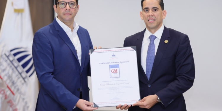 El ministro de Administración Pública, Sigmund Freund entrega la Certificación al Nivel de Excelencia: Sello CAF +300 al gerente general del CNSS, Edward Guzmán.