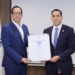 El ministro de Administración Pública, Sigmund Freund entrega la Certificación al Nivel de Excelencia: Sello CAF +300 al gerente general del CNSS, Edward Guzmán.