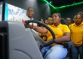 Estudiante realiza práctica de Patanas en el simulador. (Fotografía de LaSeguridadSocial.Do)
