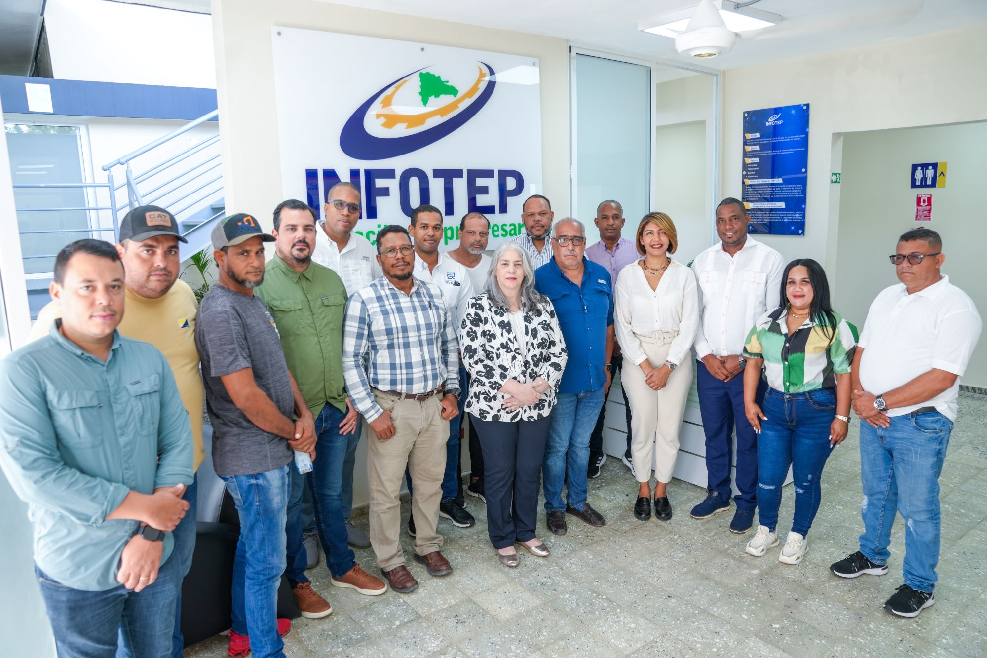 Directora de Competitividad, Rayza Pichardo junto a los empresarios que visitaron el INFOTEP en Santana.. (Foto de LaSeguridadSocial.Do)