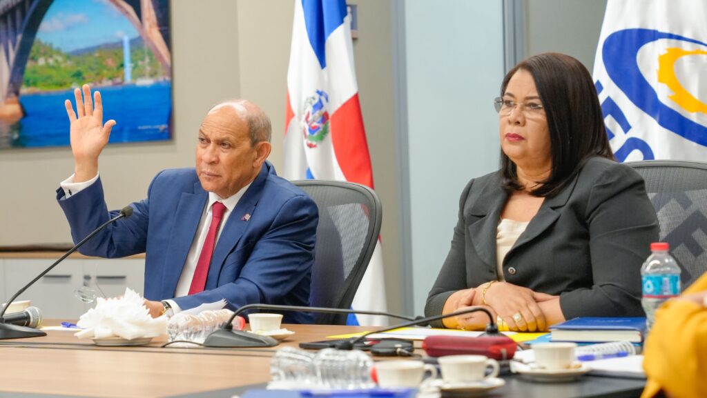 Fotografía del director de INFOTEP, Rafael Santos Badía y Maira Morla a la derecha en traspaso presidencia Alianza por la Formación Dual.