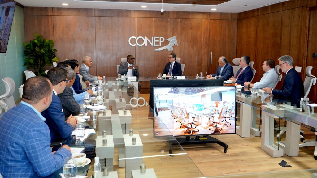 Autoridades del IDOPPRIL y de los principales stakeholders del sector empresarial dominicano, durante reunión en sede del CONEP. (LaSeguridadSocial.Do)