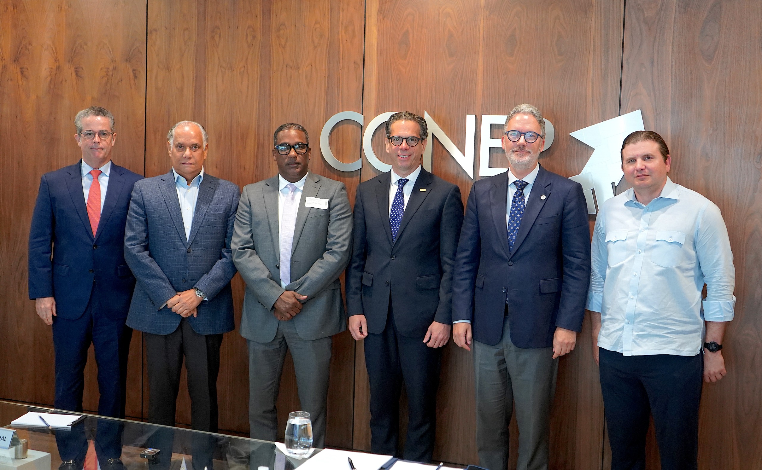 Autoridades del IDOPPRIL y de los principales stakeholders del sector empresarial dominicano, durante reunión en sede del CONEP. (LaSeguridadSocial.Do)
