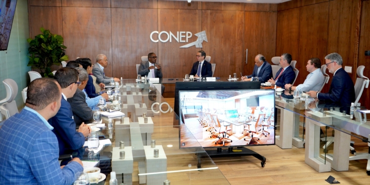 Autoridades del IDOPPRIL y de los principales stakeholders del sector empresarial dominicano, durante reunión en sede del CONEP. (LaSeguridadSocial.Do)