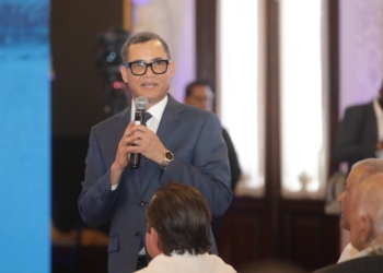 Eddy Olivares, ministro de Trabajo, mientras participa en La Semanal. (LaSeguridadSocial.Do)