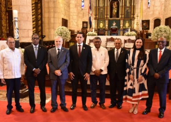Fotografia de los funcionarios del Sistema Dominicano de Seguridad Social durante la misa de Acción de Gracias por el 27 aniversario de la promulgación de la Ley 87-01 (LaSeguridadSocial.Do)