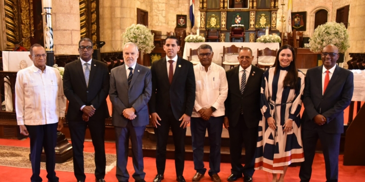 Fotografia de los funcionarios del Sistema Dominicano de Seguridad Social durante la misa de Acción de Gracias por el 27 aniversario de la promulgación de la Ley 87-01 (LaSeguridadSocial.Do)