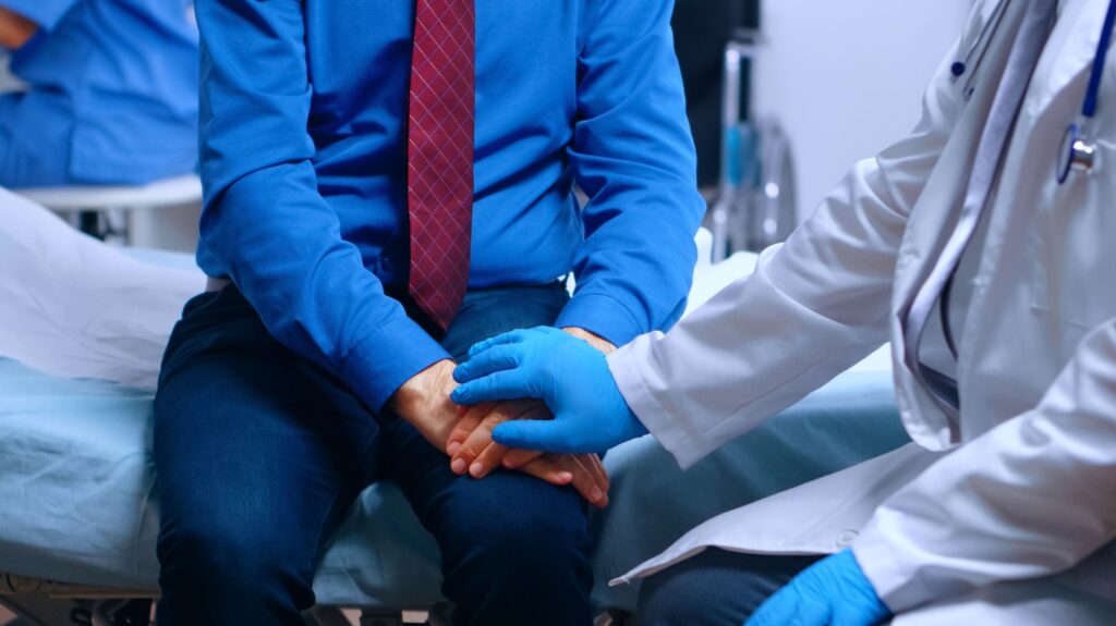 Imagen ilustrativa de paciente de cáncer de próstata en su consulta médica. (LaSeguridadSocial.Do)