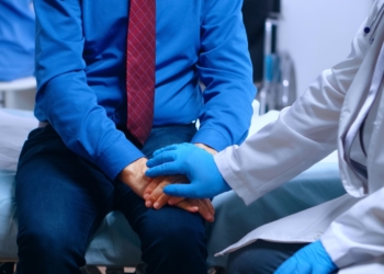 Imagen ilustrativa de paciente de cáncer de próstata en su consulta médica. (LaSeguridadSocial.Do)