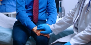 Imagen ilustrativa de paciente de cáncer de próstata en su consulta médica. (LaSeguridadSocial.Do)