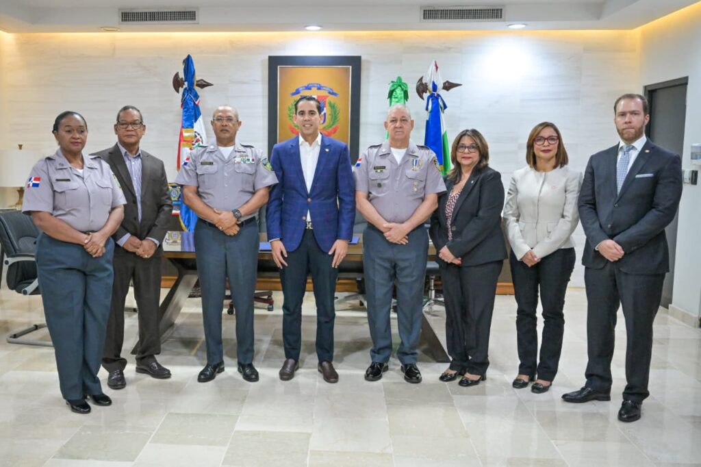 Fotografía de las Autoridades de SENASA y de COREPOL y la Policía Nacional, tras la firma del acuerdo. (LaSeguridadSocial.Do)